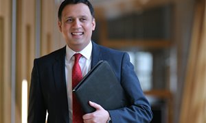 Sarwar to unveil detail of GB Energy during campaign stop in Aberdeen